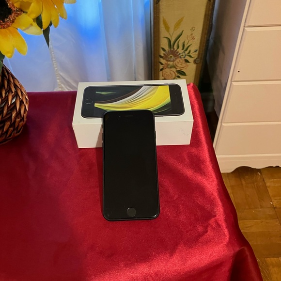 iPhone SE - Picture 3 of 6